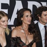 Adam Brody mit wilden Locken bei einer Filmpremiere
