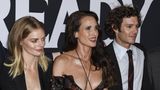 Adam Brody mit wilden Locken bei einer Filmpremiere