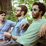 Adam Brody sitzt mit zwei Kollegen auf einer Bank – in einer Filmszene