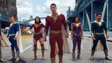 Adam Brody im blauen Superhelden-Kostüm in dem Action-Film "Shazam"