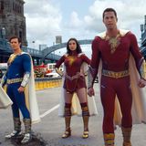 Adam Brody im blauen Superhelden-Kostüm in dem Action-Film "Shazam"