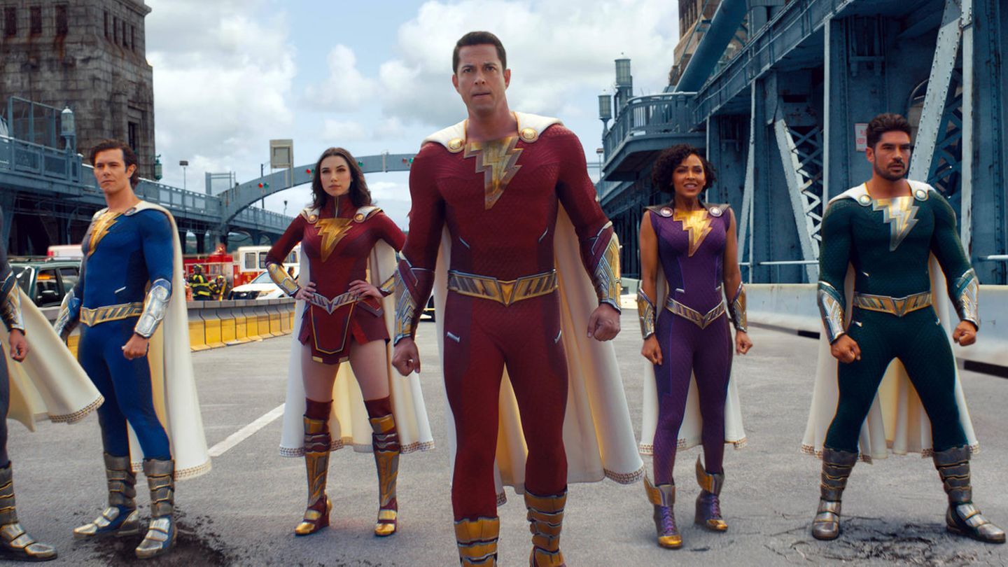 Adam Brody im blauen Superhelden-Kostüm in dem Action-Film "Shazam"