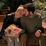 Kristen Bell und Adam Broidy sitzen nebeneinander auf einer Treppenstufe – in der Komödie "Nobody wants this"