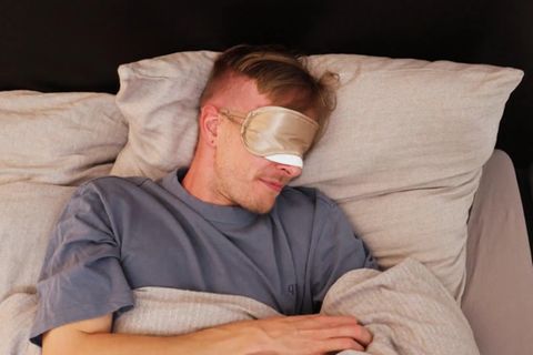 Ob in Seitenlage oder auf dem Rücken: Häufig kommt es nach dem Schlafen zu Schmerzen. Dagegen getestet werden verschiedene Hilfsmittel, die eine Fehlstellung verhindern sollen.