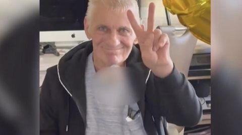 Nach gesundheitlichen Probleme schöpft Heinz Hoenig zu Hause nun neue Kraft. Anlässlich des zweiten Geburtstages seines Sohnes tanzt und spielt er Luftgitarre in seinem Rollstuhl.