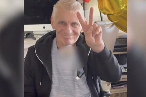 Nach gesundheitlichen Probleme schöpft Heinz Hoenig zu Hause nun neue Kraft. Anlässlich des zweiten Geburtstages seines Sohnes tanzt und spielt er Luftgitarre in seinem Rollstuhl.