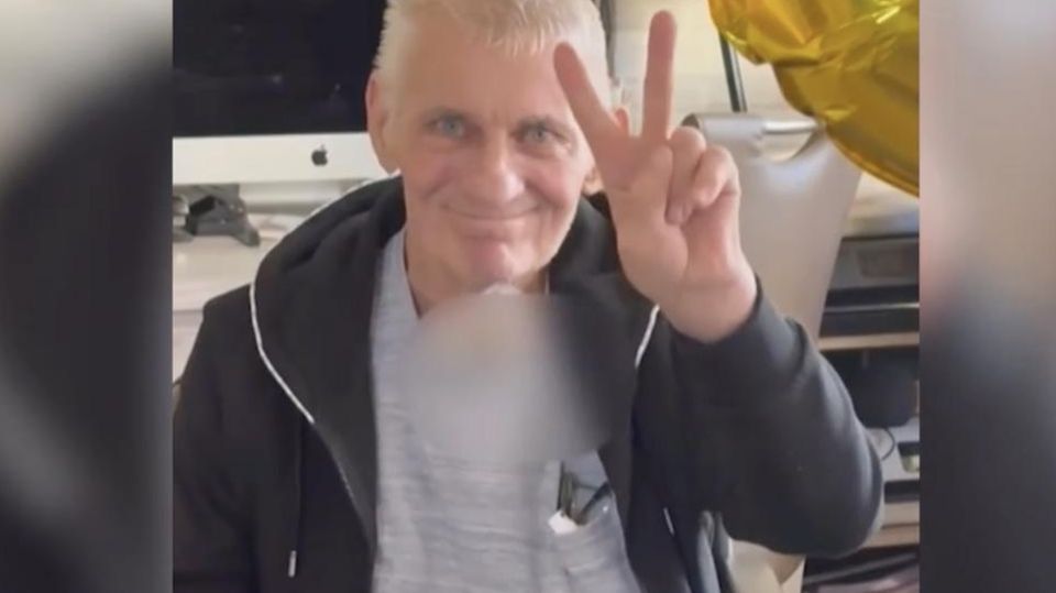After health problems, Heinz Hoenig is now finding new strength at home. For his son's second birthday, he dances and plays air guitar in his wheelchair.