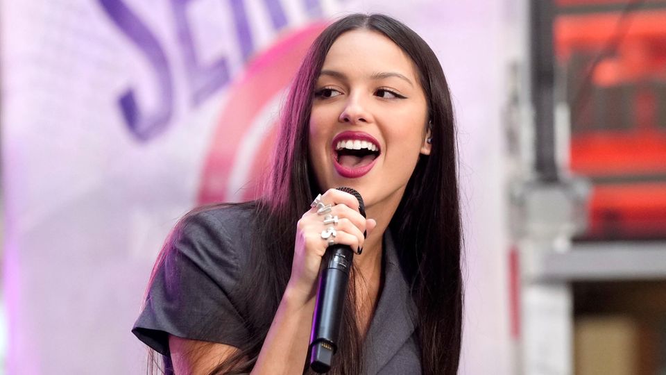 Olivia Rodrigo fällt bei Auftritt in Australien in Loch in der Bühne