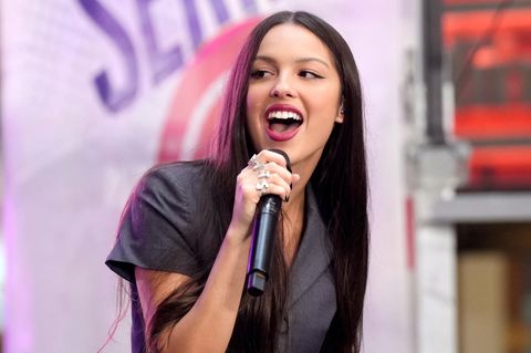 Olivia Rodrigo fällt bei Auftritt in Australien in Loch in der Bühne