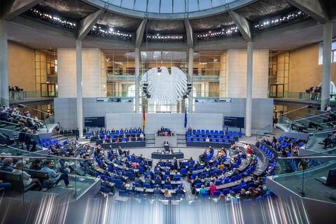 Im Plenarsaal des Bundestags soll am Freitag über "Sicherheitspaket" abgestimmt werden