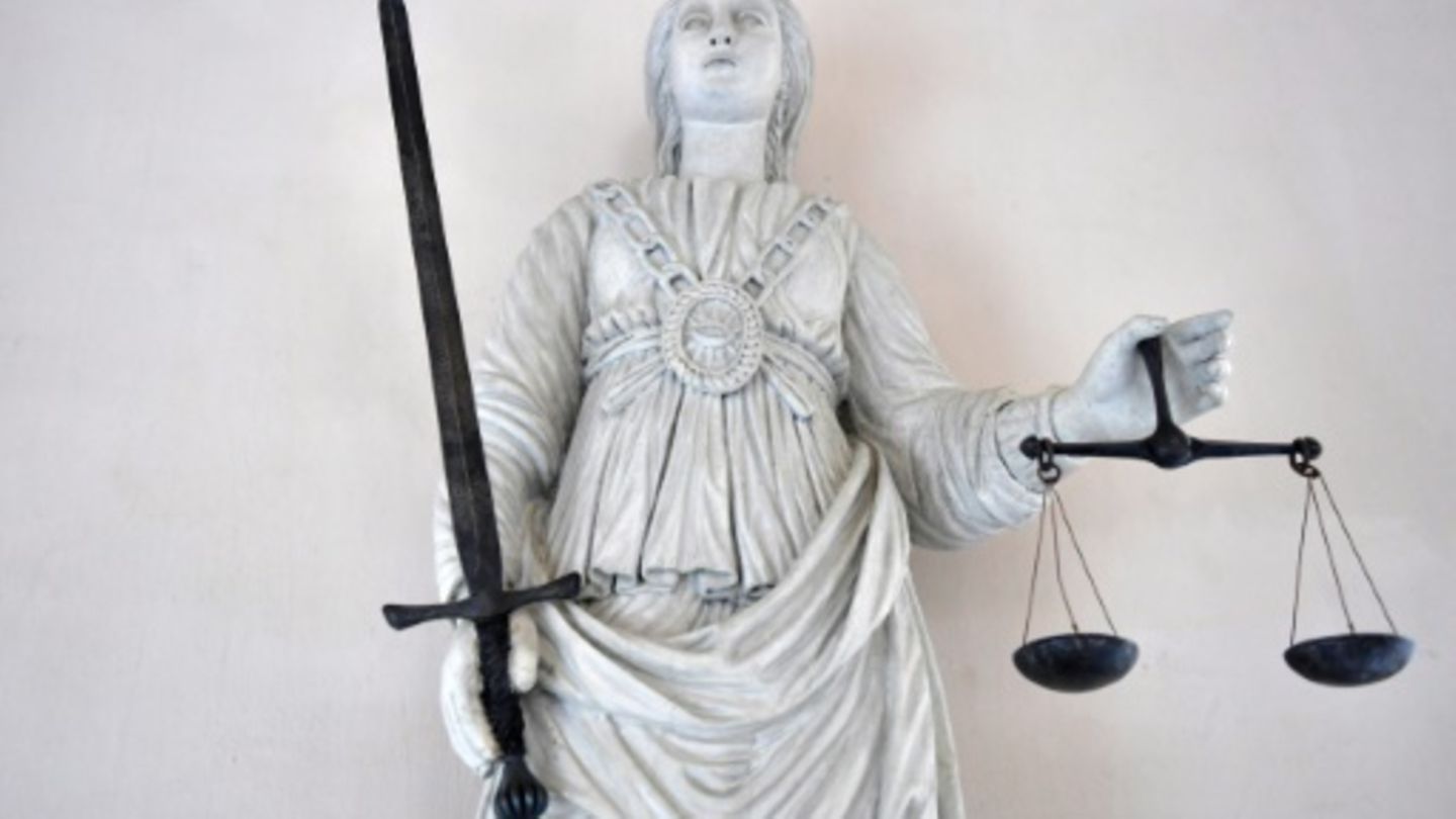 Figur mit Waage und Schwert