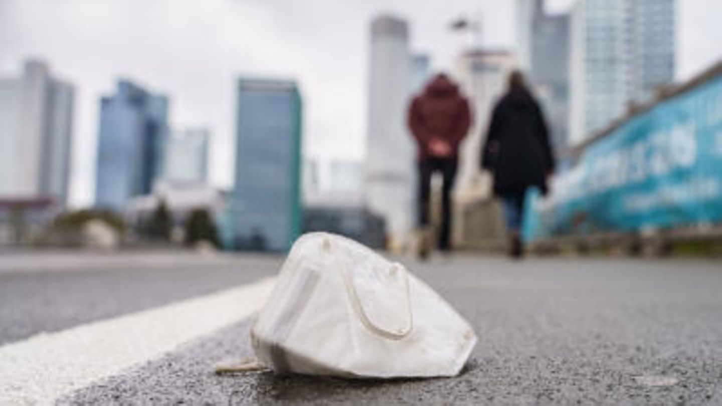 Eine Corona-Maske liegt auf dem Asphalt einer Straße in Frankfurt