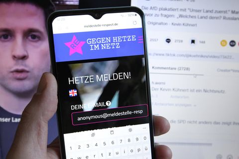 Meldestelle Die Website von "Respect" auf einem Handy: In den sozialen Medien wittern viele Zensur