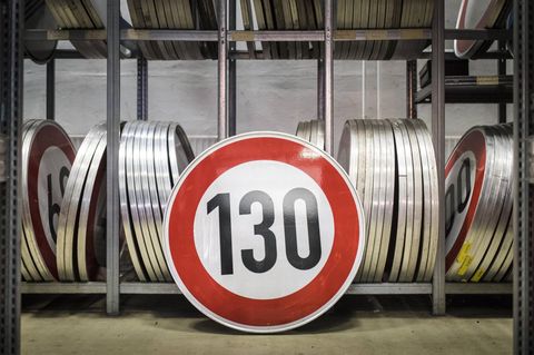 Bloß nicht noch ein Verbot. Schilder für Geschwindigkeitsbegrenzungen in einer Autobahnmeisterei