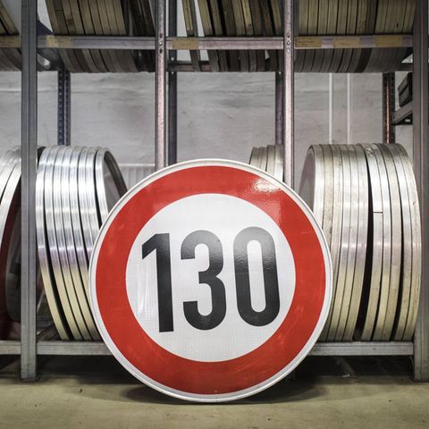 Bloß nicht noch ein Verbot. Schilder für Geschwindigkeitsbegrenzungen in einer Autobahnmeisterei