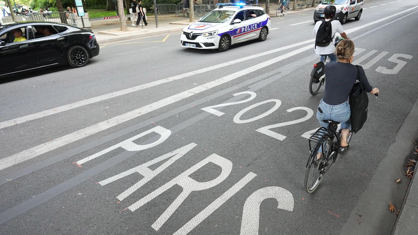 Radfahrer in Paris fahren auf einer Busspur