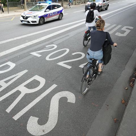 Radfahrer in Paris fahren auf einer Busspur