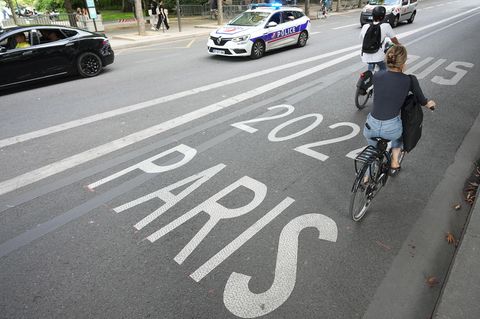 Radfahrer in Paris fahren auf einer Busspur