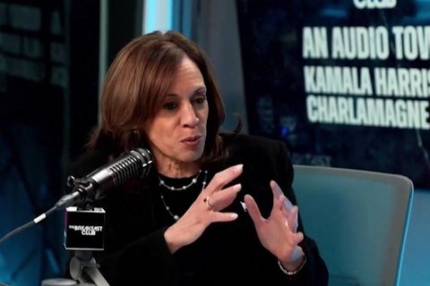 In einem Radiointerview spricht die Präsidentschaftskandiatin über ihren Opponenten Donald Trump. Neben seiner Nähe zu Diktatoren betont sie auch die Gefahr für die US-Demokratie.