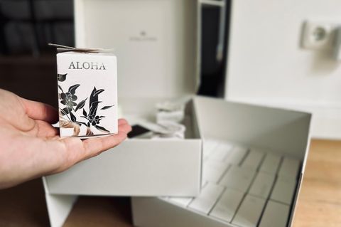 Unsere Autorin hält ein Päckchen aus dem Purelei Adventskalender.