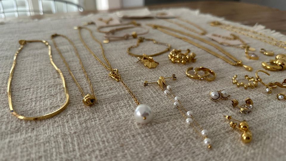 Purelei Advent calendar jewelry Purelei jewelry lies on a table.