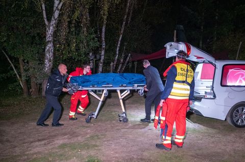 Einsatzkräfte bergen am Fluss Ilmenau eine Leiche