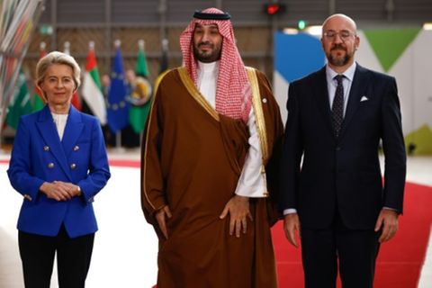 Ursula von der Leyen, Mohammed bin Salman (Mitte) und Charles Michel