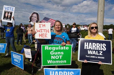 Unterstützerinnen für Harris in der US-Wahl in Georgia