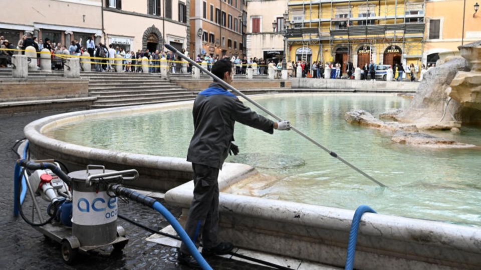 Jährlich landen bis zu 1,5 Millionen Münzen aus aller Welt in Roms Trevibrunnen. Damit dieser sauber bleibt, wird er zweimal pro Woche gereinigt - und das nicht ohne kuriose Funde.