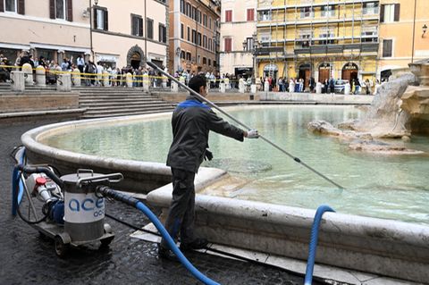 Jährlich landen bis zu 1,5 Millionen Münzen aus aller Welt in Roms Trevibrunnen. Damit dieser sauber bleibt, wird er zweimal pro Woche gereinigt - und das nicht ohne kuriose Funde.
