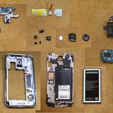 Einzelteile eines Smartphones