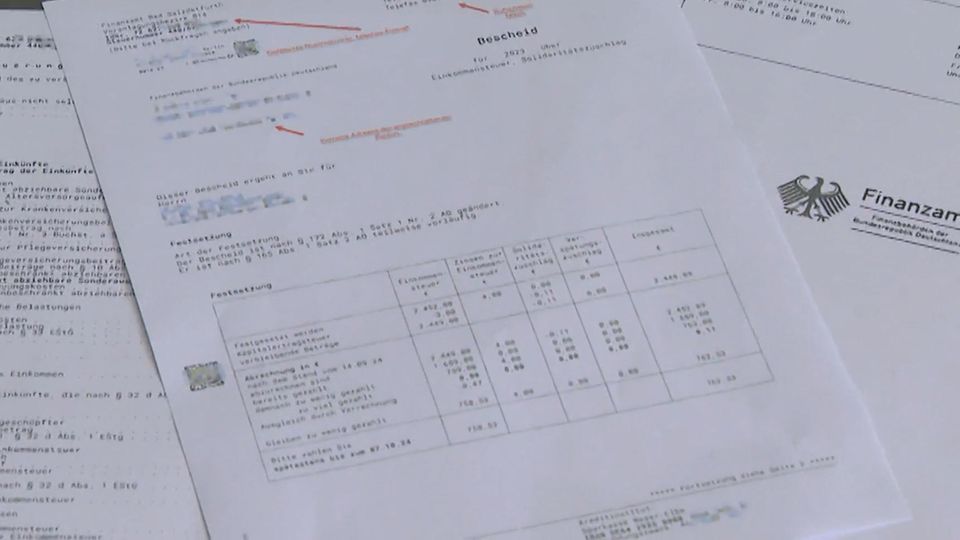 Immer öfter tauchen gefälschte Steuerbescheide auf. Diese verlangen eine Nachzahlung von teilweise mehreren Hundert Euro. Mit ein paar Tricks erkennen Sie die Fälschungen.