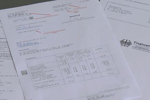 Immer öfter tauchen gefälschte Steuerbescheide auf. Diese verlangen eine Nachzahlung von teilweise mehreren Hundert Euro. Mit ein paar Tricks erkennen Sie die Fälschungen.