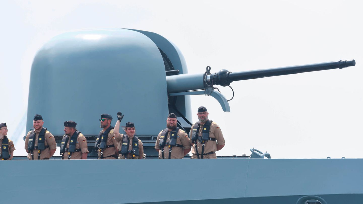 Off the coast of Lebanon: German naval ship fends off drone