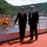 Im November 1990 kommt George Bush senior (l.) als erster US-Präsident ins wiedervereinigte Deutschland. Im Haus von Kanzler Helmut Kohl in Oggersheim bekommt er ein pfälzisches Vesper serviert. Bei seinem Besuch im Mai 1989 ging es mit dem Boot auf den Rhein