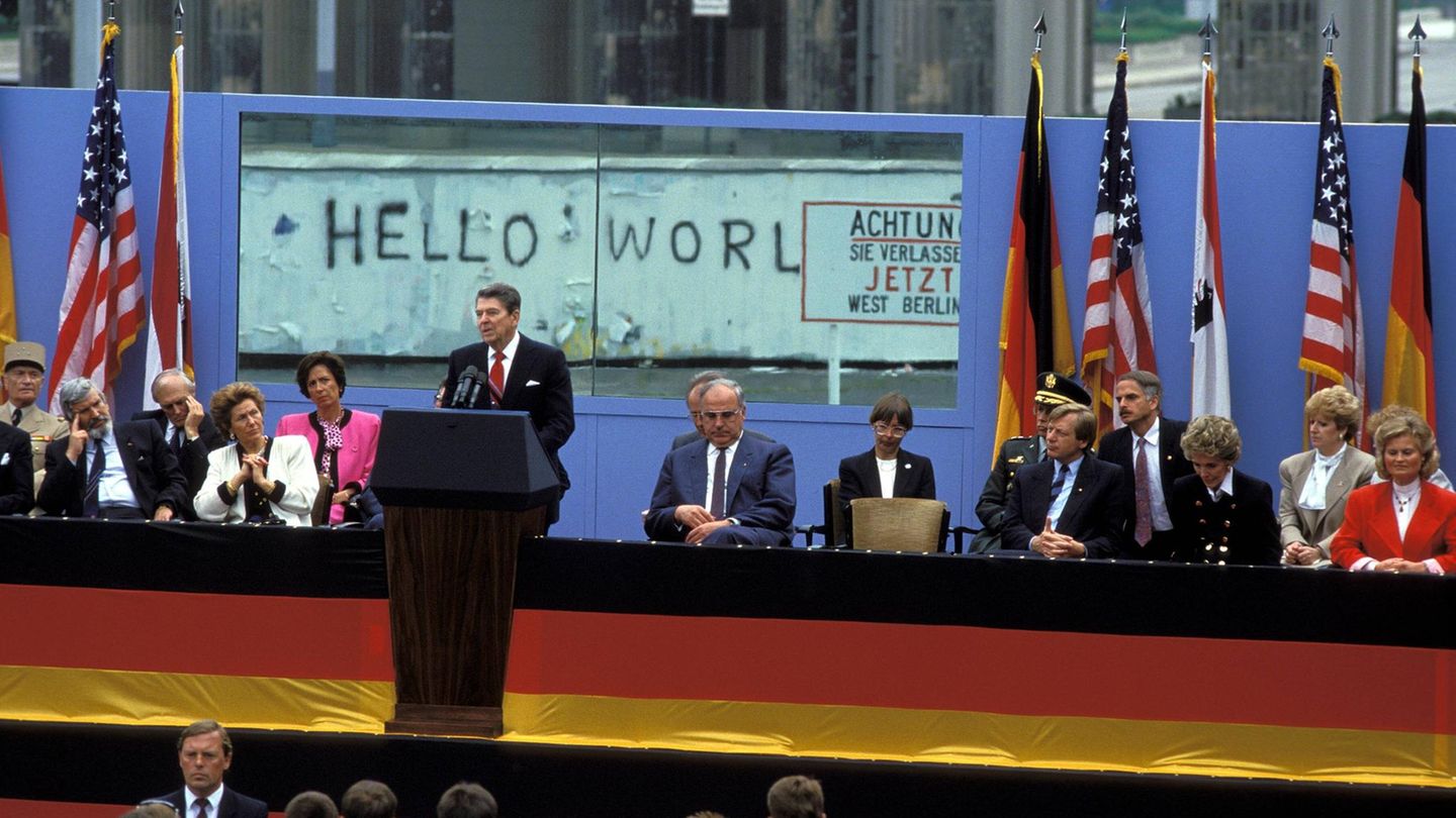 Ronald Reagan (USA) spricht vor geladenen Gästen am Brandenburger Tor in Berlin, Westberlin, 1987