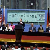 Ronald Reagan (USA) spricht vor geladenen Gästen am Brandenburger Tor in Berlin, Westberlin, 1987