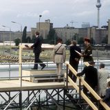Im Juli 1978 ist Jimmy Carter für einige Tage in Deutschland. In West-Berlin jubeln ihm auf dem Kurfürstendamm etwa 150.000 Menschen zu. Am Luftbrückendenkmal sagt er auf Deutsch: "Was immer sei, Berlin bleibt frei!". Am Potsdamer Platz blickt er auf die Mauer