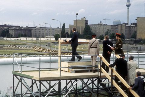 Im Juli 1978 ist Jimmy Carter für einige Tage in Deutschland. In West-Berlin jubeln ihm auf dem Kurfürstendamm etwa 150.000 Menschen zu. Am Luftbrückendenkmal sagt er auf Deutsch: "Was immer sei, Berlin bleibt frei!". Am Potsdamer Platz blickt er auf die Mauer