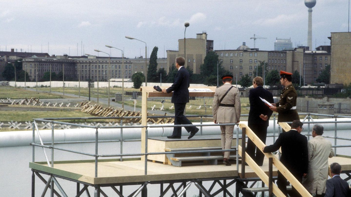 Im Juli 1978 ist Jimmy Carter für einige Tage in Deutschland. In West-Berlin jubeln ihm auf dem Kurfürstendamm etwa 150.000 Menschen zu. Am Luftbrückendenkmal sagt er auf Deutsch: "Was immer sei, Berlin bleibt frei!". Am Potsdamer Platz blickt er auf die Mauer
