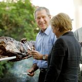 Fünfmal ist George W. Bush in Deutschland trotz des Irakkrieg-Zerwürfnisses mit dem damaligen Kanzler Gerhard Schröder. Mit Nachfolgerin Angela Merkel klappt es besser – etwa beim Wildschwein-Essen im vorpommerschen Dorf Trinwillershagen im Juli 2006