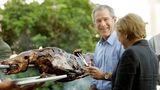 Fünfmal ist George W. Bush in Deutschland trotz des Irakkrieg-Zerwürfnisses mit dem damaligen Kanzler Gerhard Schröder. Mit Nachfolgerin Angela Merkel klappt es besser – etwa beim Wildschwein-Essen im vorpommerschen Dorf Trinwillershagen im Juli 2006