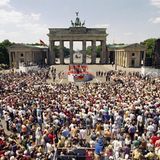 Bill Clinton vor dem Brandenburger Tor im Jahr 1994