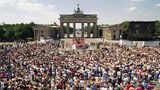 Bill Clinton vor dem Brandenburger Tor im Jahr 1994
