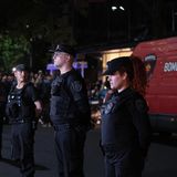 Vor dem argentinischen Hotels Casa Sur in Buenos Aires tummelten sich hunderte entsetzte Fans. Die Polizei musste den Bereich um das Hotel absperren
