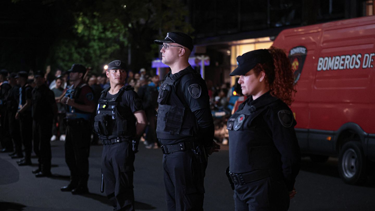 Vor dem argentinischen Hotels Casa Sur in Buenos Aires tummelten sich hunderte entsetzte Fans. Die Polizei musste den Bereich um das Hotel absperren