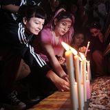 Fans stellen Kerzen auf