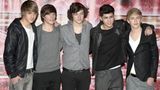 Liam Payne, Louis Tomlinson, Harry Styles, Zayn Malik und Niall Horan (v. l. n. r) stehen Arm in Arm und posieren für ein Foto