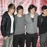 Liam Payne, Louis Tomlinson, Harry Styles, Zayn Malik und Niall Horan (v. l. n. r) stehen Arm in Arm und posieren für ein Foto