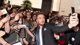 Liam Payne macht Fotos mit Fans